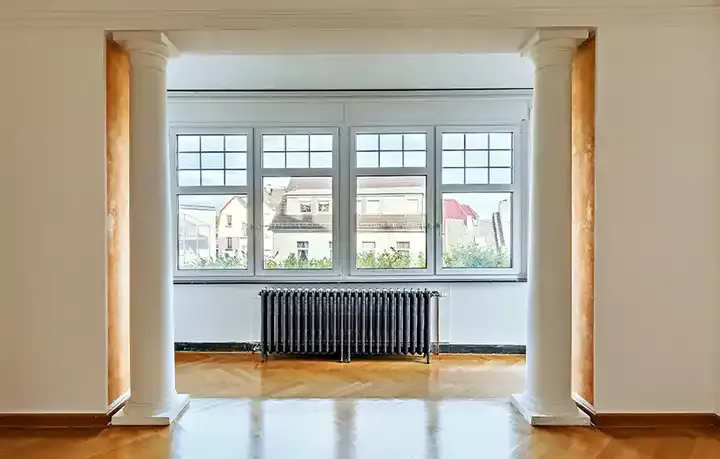 radiador debajo de ventanas